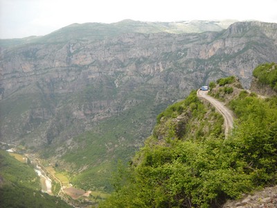 119. Cesta okolo řeky Cemit do Gusinje.jpg